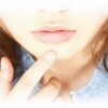 唇の乾燥や荒れの原因は？ガサガサの治し方と口紅使用時の対処法は？
